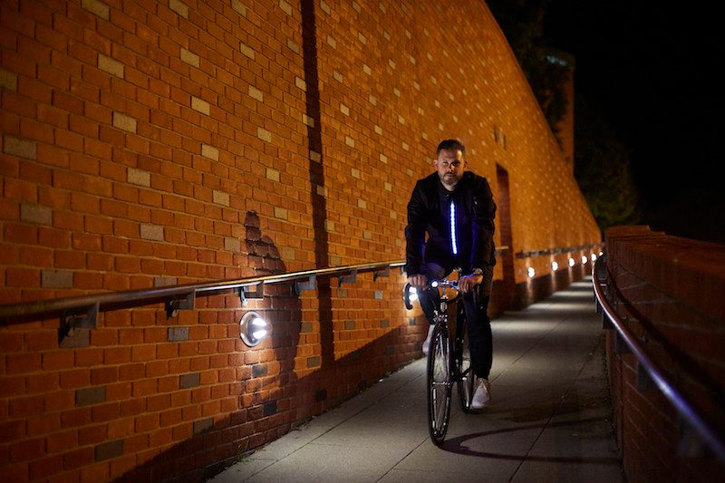 la chaqueta lumo vuelve mas visibles a los ciclistas jacket featured 970x647 c