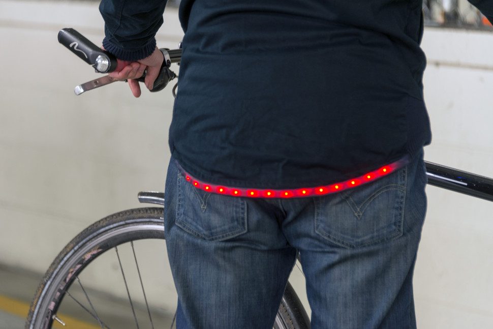 la chaqueta lumo vuelve mas visibles a los ciclistas led jacket back 1 970x647 c