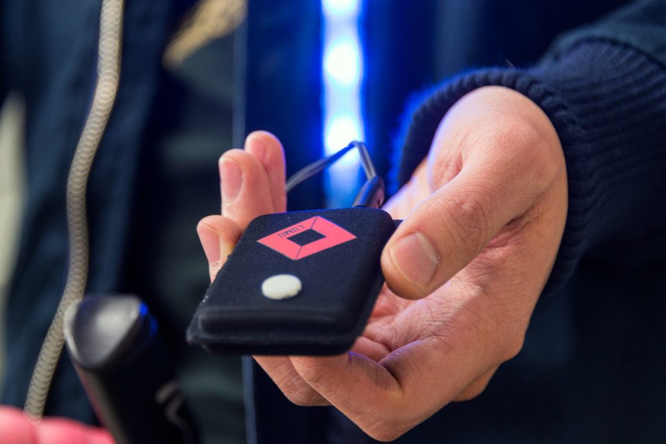 la chaqueta lumo vuelve mas visibles a los ciclistas led jacket controller 970x647 c