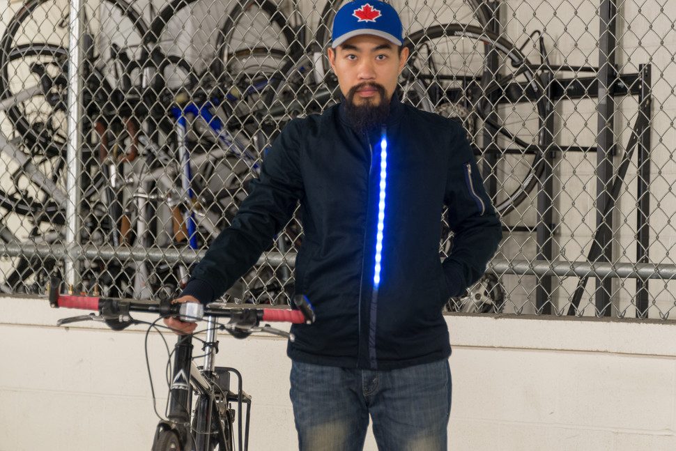 la chaqueta lumo vuelve mas visibles a los ciclistas led jacket front 1 970x647 c