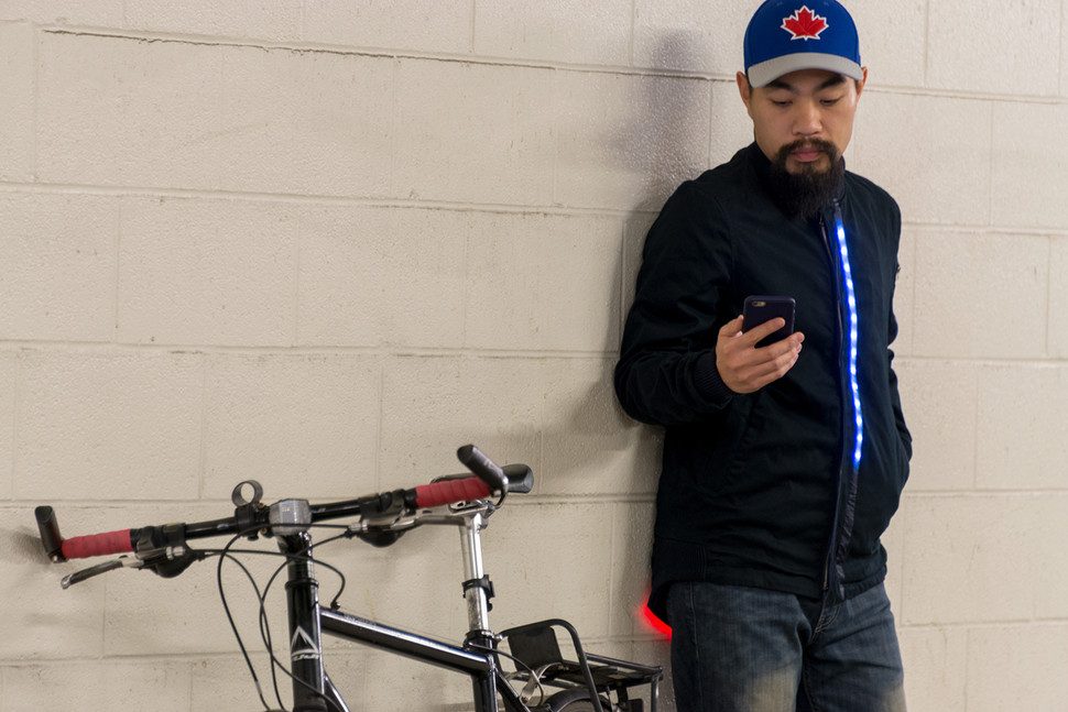 la chaqueta lumo vuelve mas visibles a los ciclistas led jacket wallcu 970x647 c