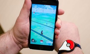 pokemon go anade desafios y extras por jugar todos los dias plus wrist phone 640x0