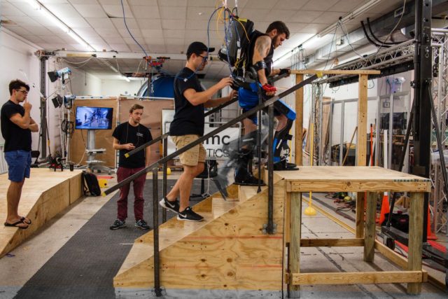 paralitico camina exoesqueleto mecanico upstairs1 1200x800 c