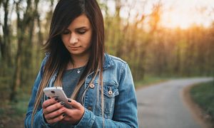 joven con su celular