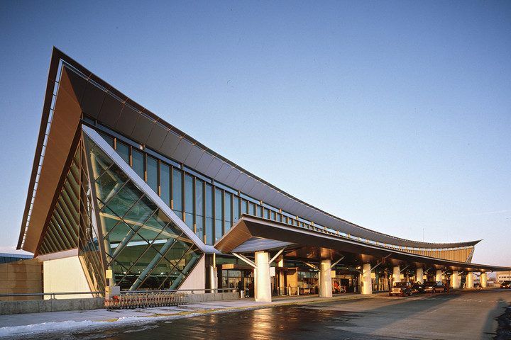 los 10 mejores aeropuertos architectural materials include a curvilinear stainless steel roof and wall systems comprising of