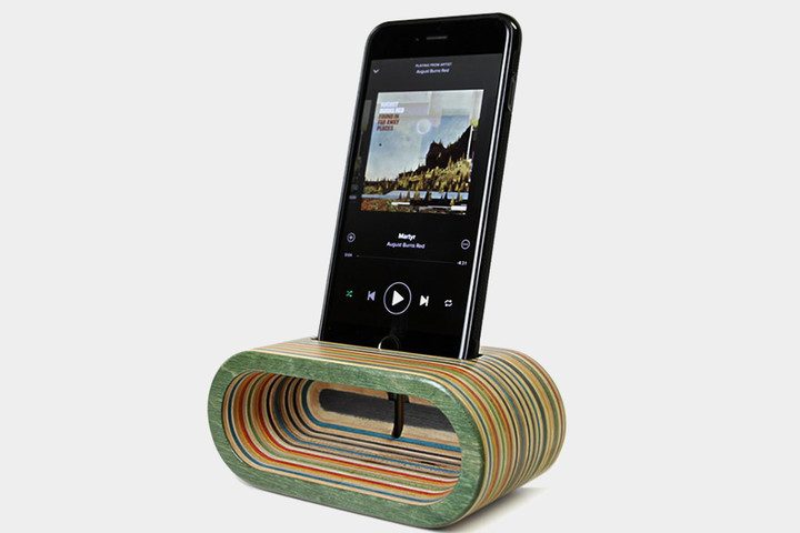 carved_iphone_dock_2-720x720