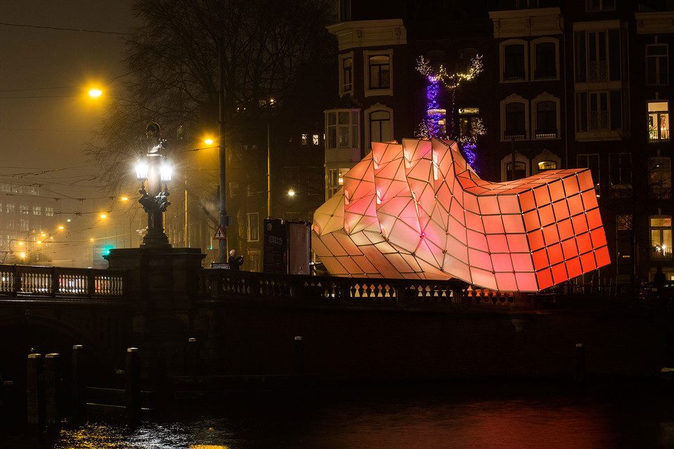 una taquilla en amsterdam se convierte un espectaculo de luces unstudio eye beacon 0011 970x647 c