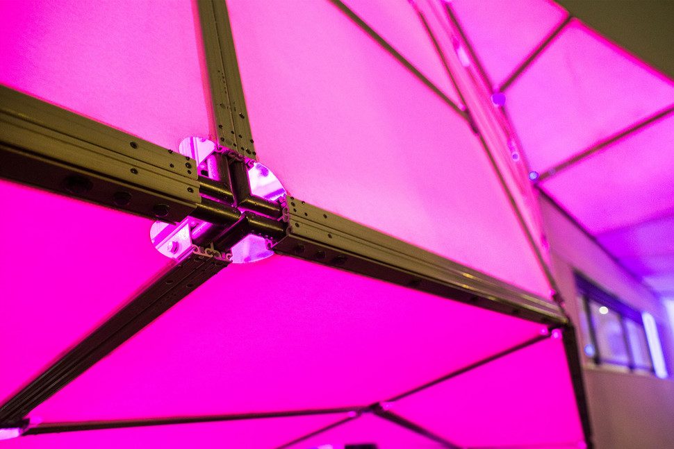 una taquilla en amsterdam se convierte un espectaculo de luces unstudio eye beacon 0015 970x647 c