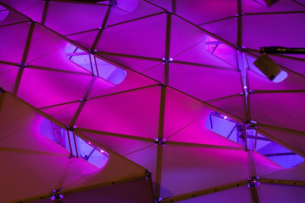 una taquilla en amsterdam se convierte un espectaculo de luces unstudio eye beacon 0016 970x647 c