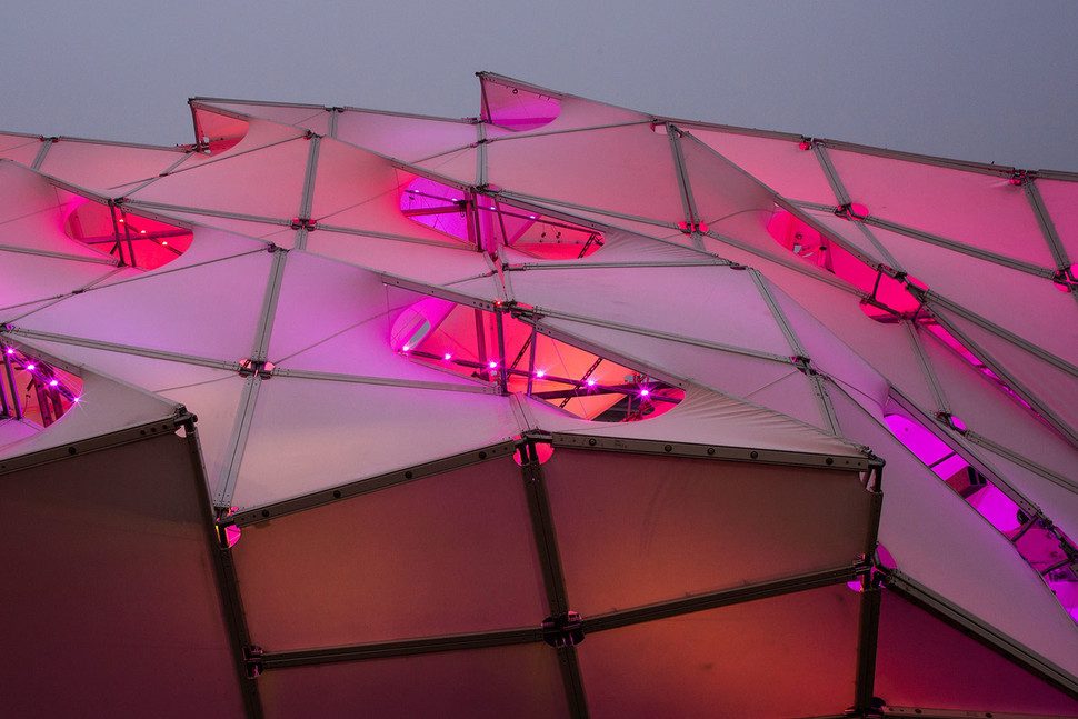 una taquilla en amsterdam se convierte un espectaculo de luces unstudio eye beacon 006 970x647 c