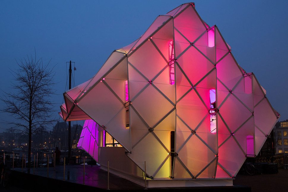 una taquilla en amsterdam se convierte un espectaculo de luces unstudio eye beacon 007 970x647 c