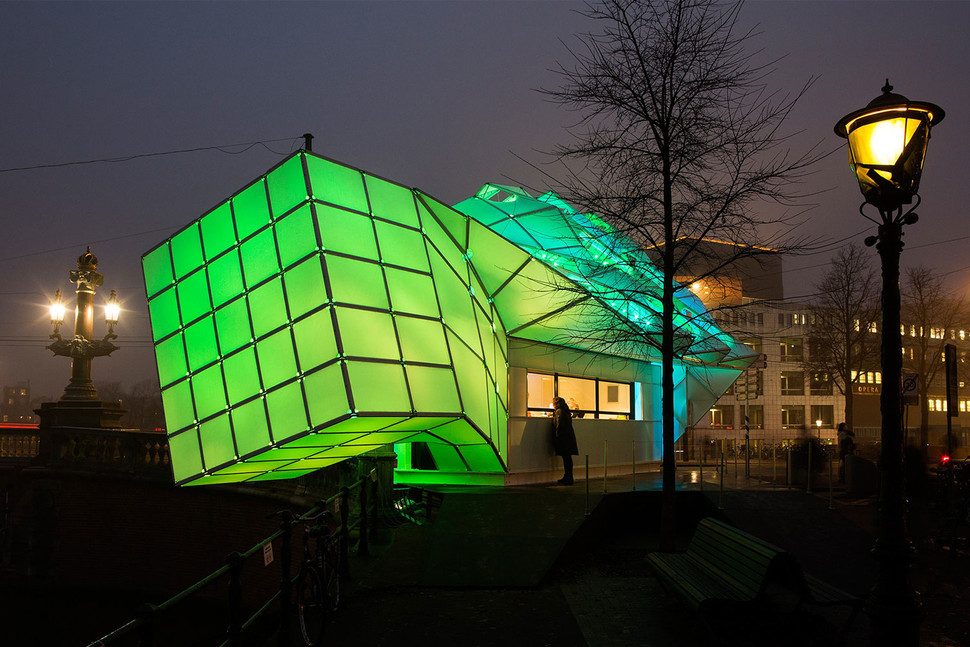 una taquilla en amsterdam se convierte un espectaculo de luces unstudio eye beacon 008 970x647 c