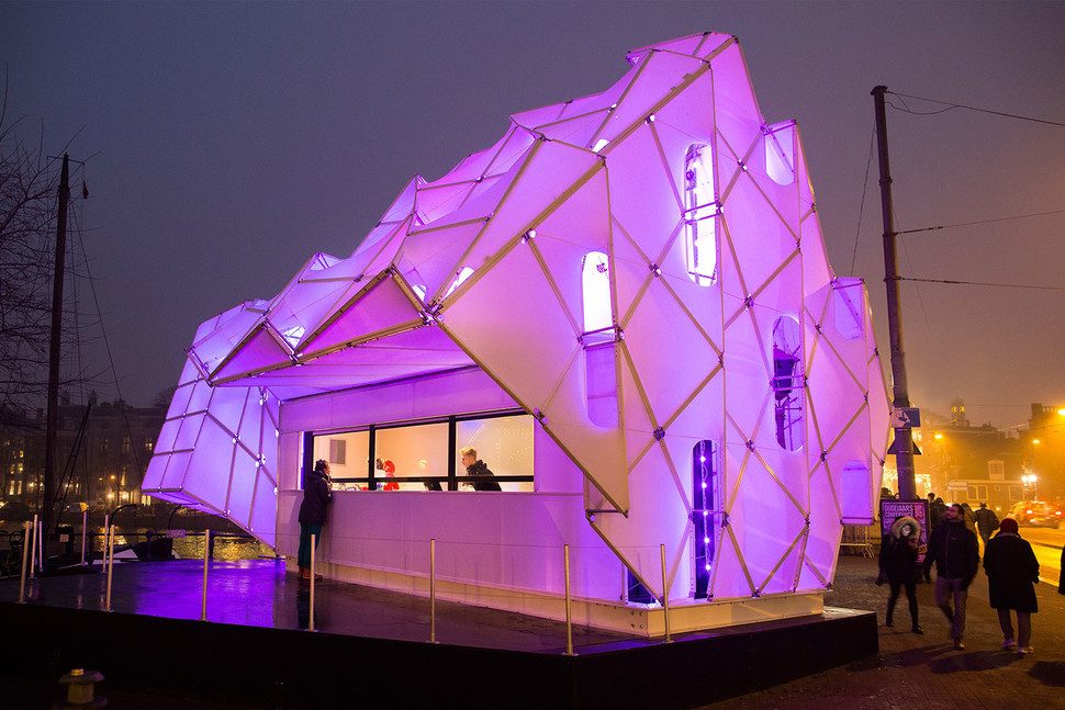 una taquilla en amsterdam se convierte un espectaculo de luces unstudio eye beacon 009 970x647 c