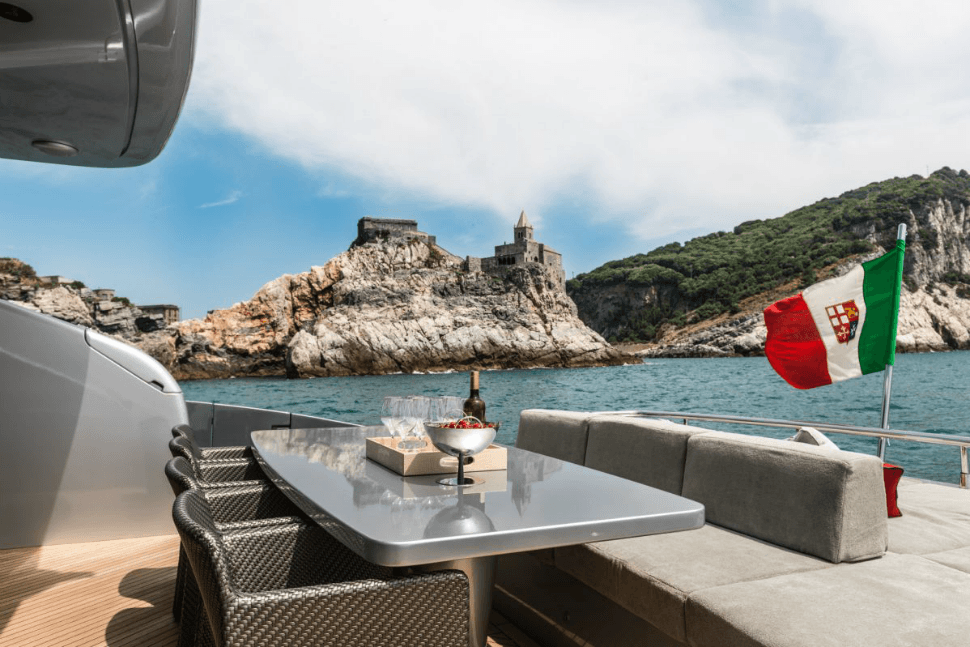 super yate para vacaciones de lujo ab yachts ab100 deck 970x647 c