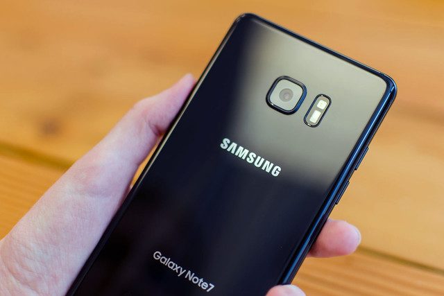 Mano sosteniendo un Galaxy Note 7