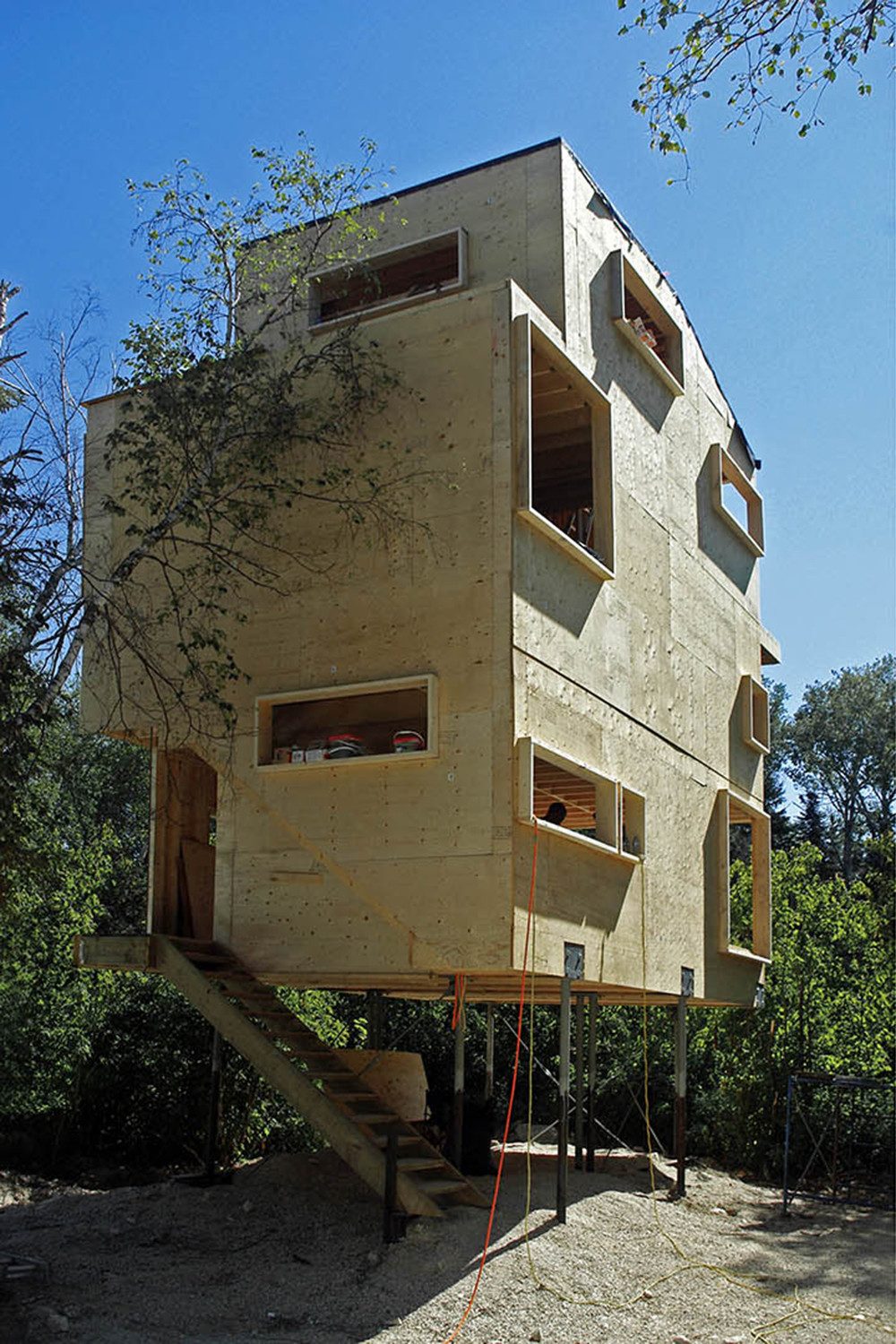 casa sobre zancos tubos de gas pole house din  1 1000x1500