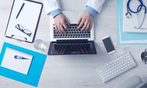 google acceso datos de salud doctor working at office desk