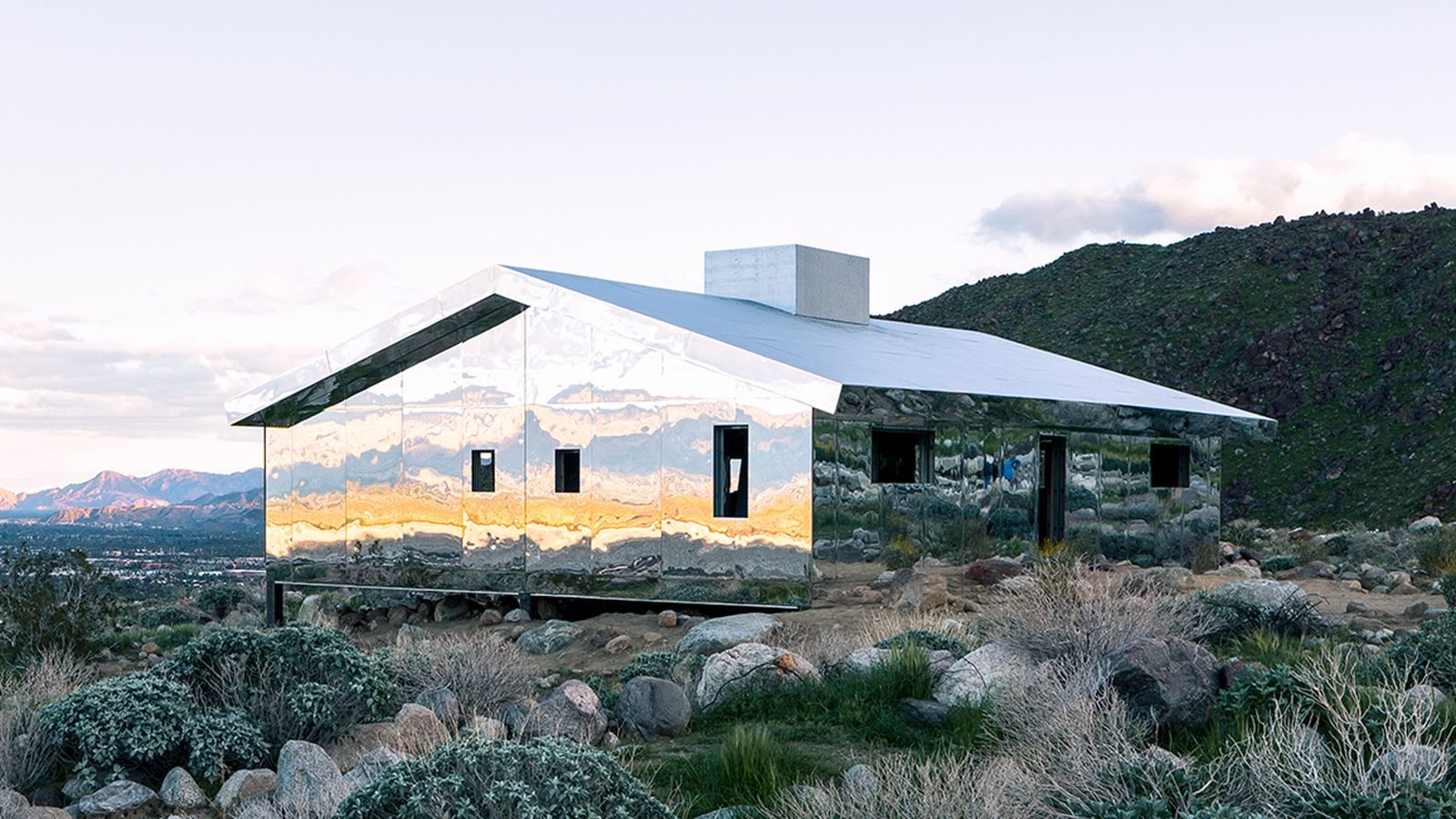casa fabricada espejos doug aitken mirage mirrors desert x designboom 1800 0