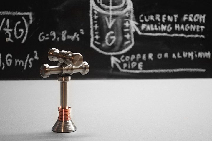 moondrop jueguete gravedad scientific desk toy no text 2 720x480 c