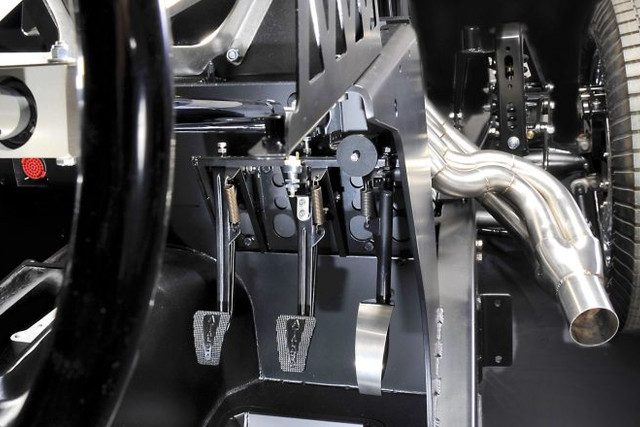 atalanta carro deportivo mano 08