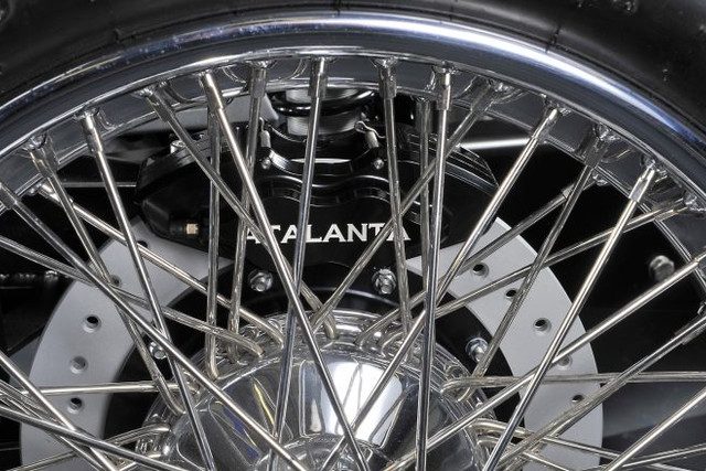 atalanta carro deportivo mano 09