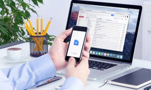 una mano sosteniendo un teléfono con la app de Google docs