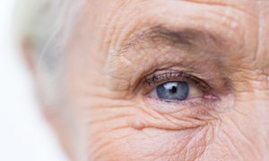 un foto de un mujer mayor