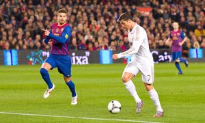 Partido de fútbol entre el Real Madrid y el FC Barcelona