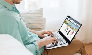 persona en computadora Amazon Prime