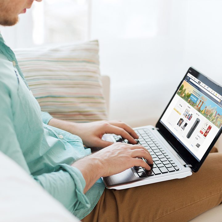 persona en computadora Amazon Prime