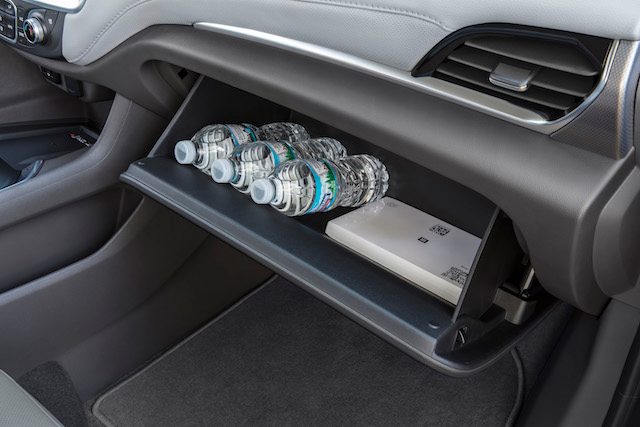 chevy traverse 2018 precio the chevrolet offers an enhanced roster of standard convenience  storage and comfort features incl