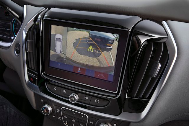 chevy traverse 2018 precio the available surround vision provides a bird  s eye view of vehicle to help make reversing parkin