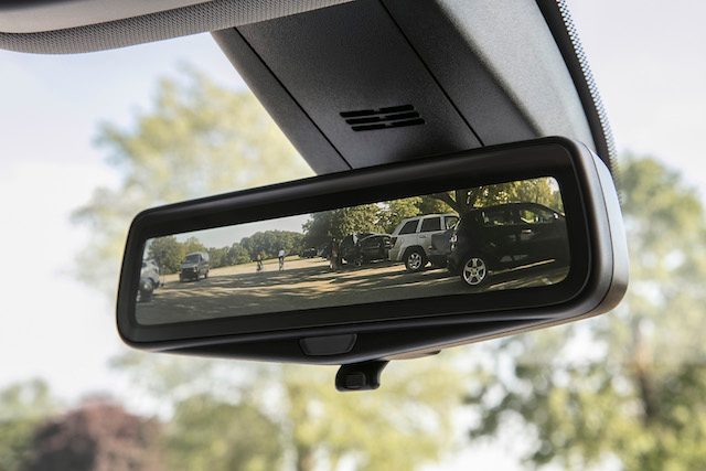 chevy traverse 2018 precio the available rear camera mirror provides a video view  displaying wider less obstructed field of 