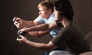 Un par de jóvenes jugando videojuegos