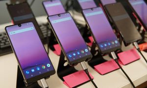 Essential PH-1 vs iPhone 7 Plus