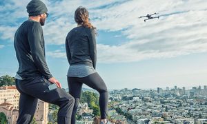 dron volando sobre la ciudad