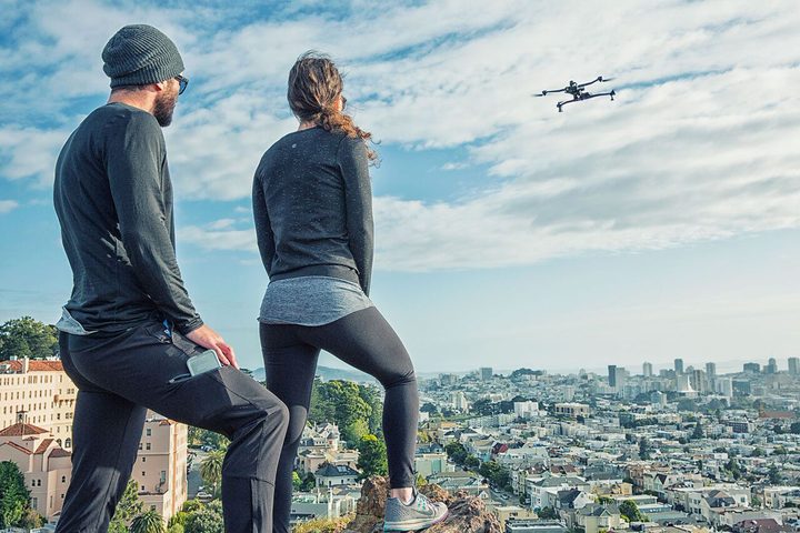 dron volando sobre la ciudad