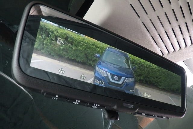 nissan armada retrovisor inteligente rearview2 640x427 c