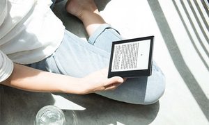 Persona leyendo en un Kindle