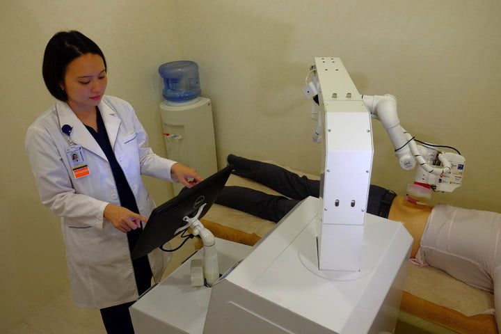 medicos con el robot masajista emma