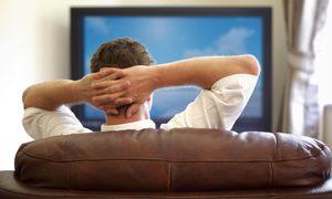hombre viendo tv