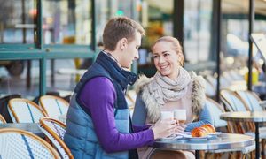 joven pareja cenando