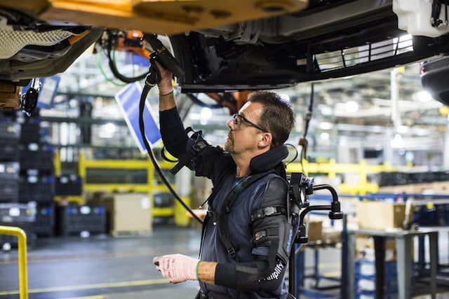 exoesqueleto eksovest ford robot exoskeleton technology pilot 3 720x480 c