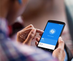 Una persona manipula un teléfono con la aplicación Shazam.