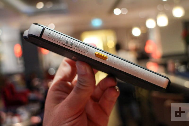 cat s61 android mwc sim sd tray 800x533 c