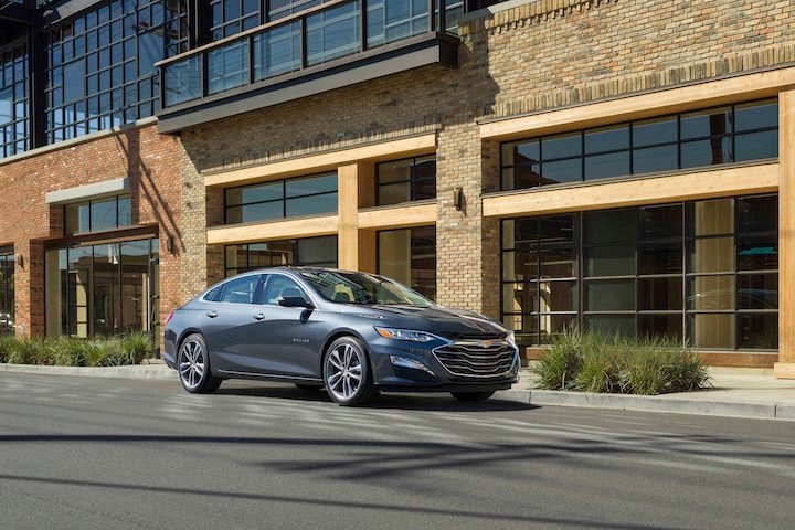 nueva linea chevy mailbu cruze spark 2019 malibu premier  s front fascia grilles and headlamps are all new