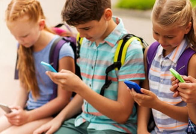 niños usando el teléfono