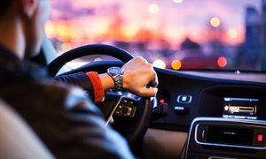 lyft aptiv viaje 5000 las vegas man driving in car the city ride share uber getaround zipcar 4 1500x1000