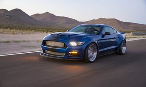 policia suspende persecucion mustang shelby feat