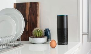Amazon Echo sobre una mesa